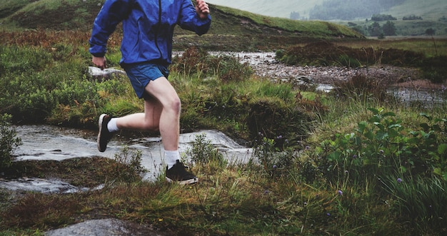 Bezpłatne zdjęcie człowiek jogging samotnie w trudnym terenie
