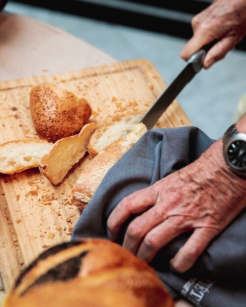 człowiek kroi chleb