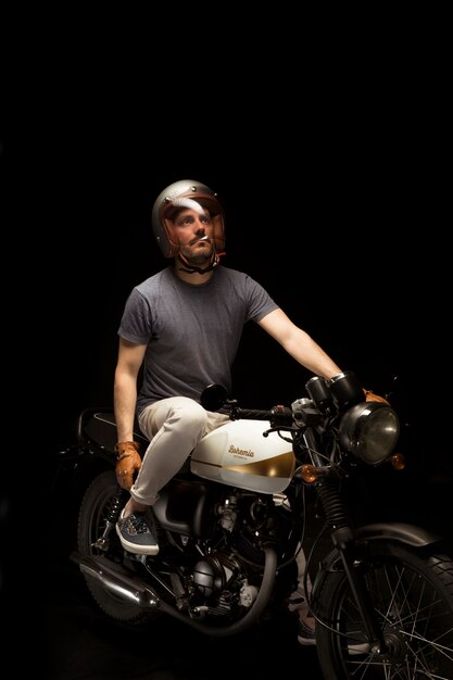 Człowiek na motocykl racer stylu motocykla