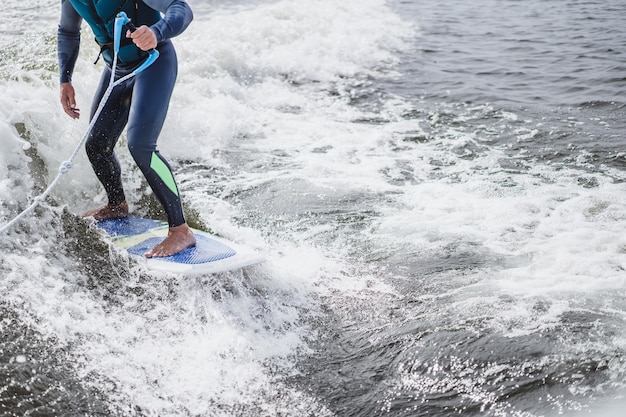 Bezpłatne zdjęcie człowiek na wakesurfingu. fala z łodzi.