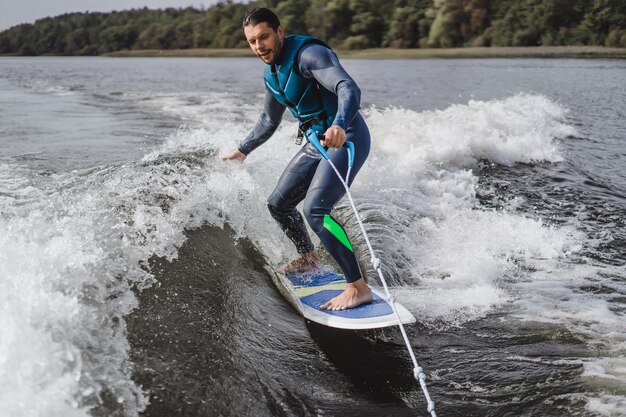 człowiek na wakesurfingu. fala z łodzi.