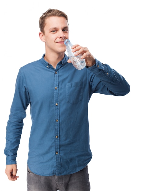 Bezpłatne zdjęcie człowiek picia z butelki wody