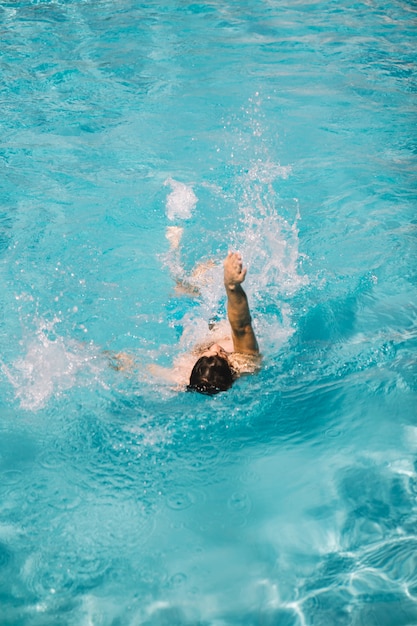 Bezpłatne zdjęcie człowiek pływanie grzbietem w wodzie