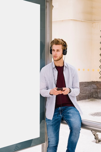 Człowiek posiadający mobilną i słuchanie muzyki
