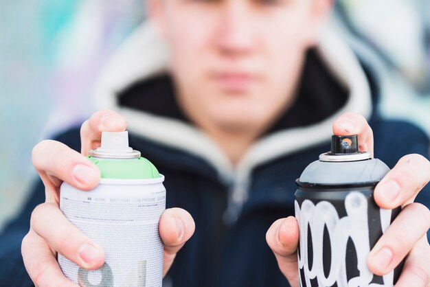 Człowiek posiadający spray w ręku