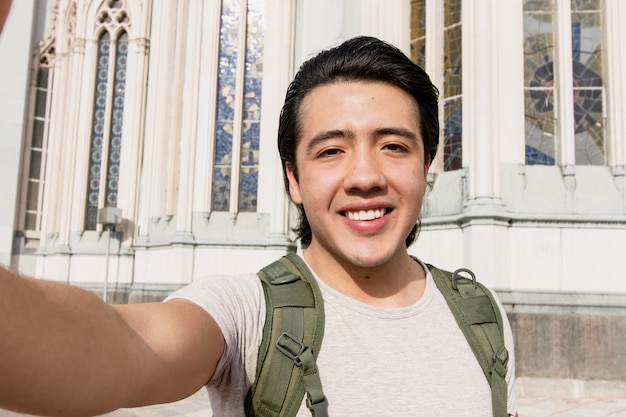 Bezpłatne zdjęcie człowiek przy selfie