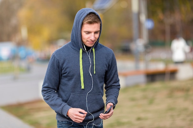 Człowiek, słuchanie muzyki na słuchawkach podczas joggingu