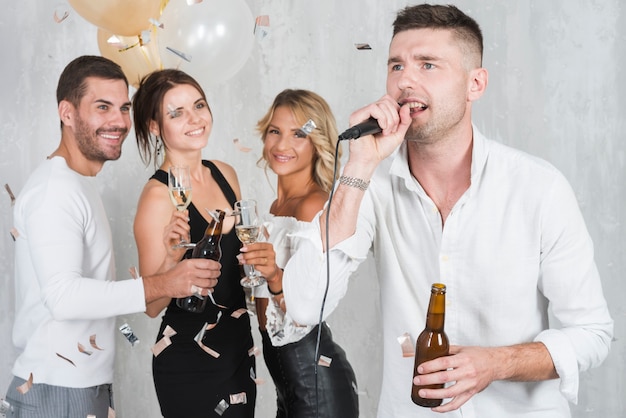 Bezpłatne zdjęcie człowiek śpiewa karaoke