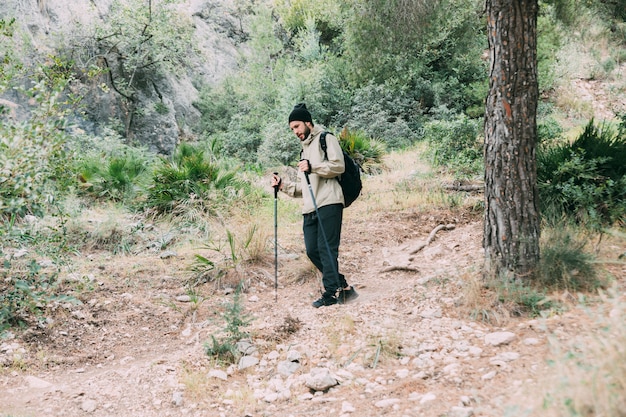 Bezpłatne zdjęcie człowiek trekking w górach