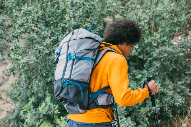 Bezpłatne zdjęcie człowiek trekking w górach