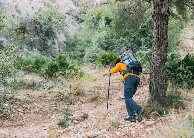 Człowiek trekking w górach