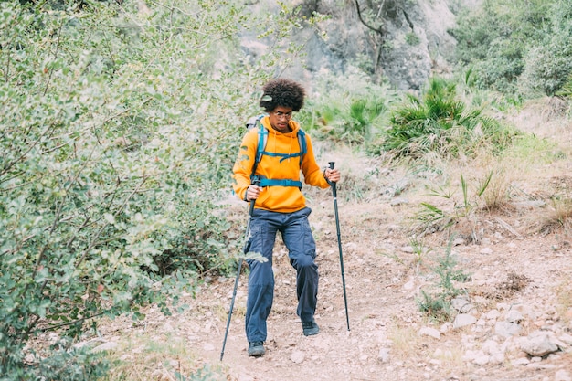 Człowiek trekking w górach