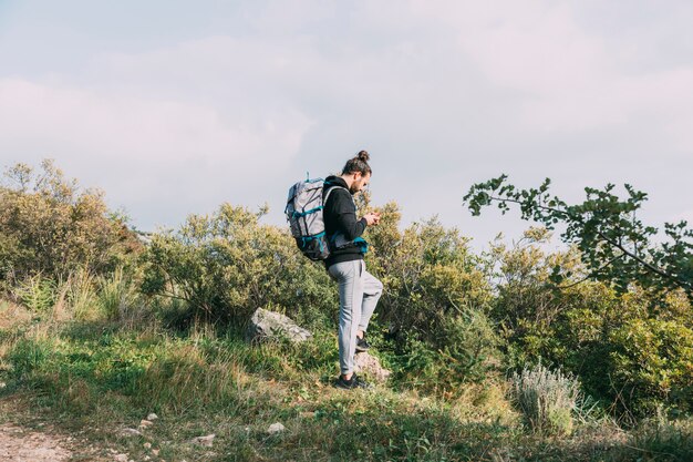 Człowiek trekking w przyrodzie