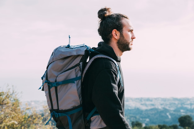 Człowiek trekking w przyrodzie