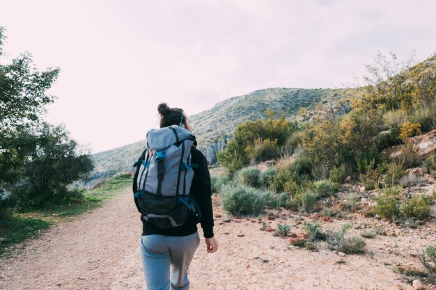 Człowiek trekking w przyrodzie