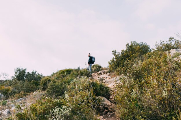 Człowiek trekking w przyrodzie