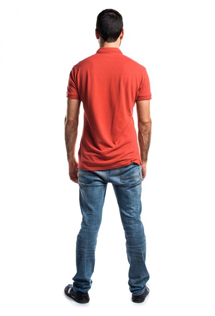 Człowiek ubrany w czerwoną koszulkę polo