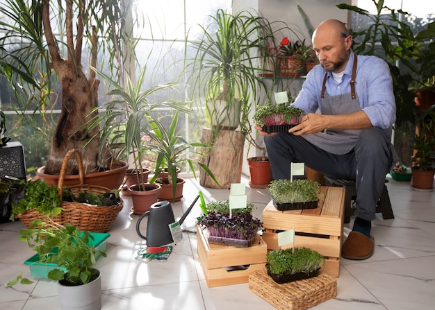 Człowiek uprawiający i uprawiający rośliny w pomieszczeniu