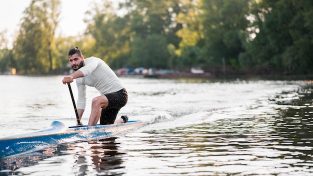 Człowiek w canoe wiosłowania