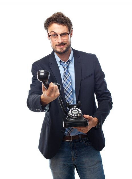Człowiek w garnitur i okulary oglądanie z telefonem w ręku