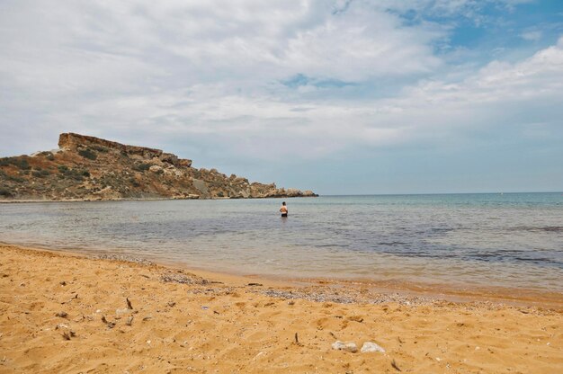 człowiek w morzu, malta, mellieha