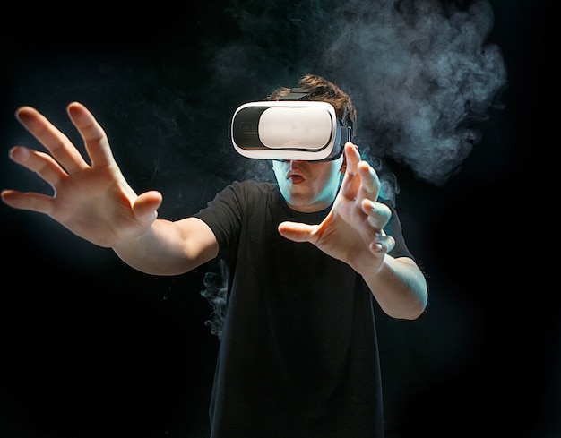 Człowiek w okularach wirtualnej rzeczywistości. Koncepcja przyszłej technologii.