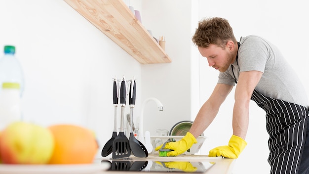 Człowiek w sprzątaniu kuchni