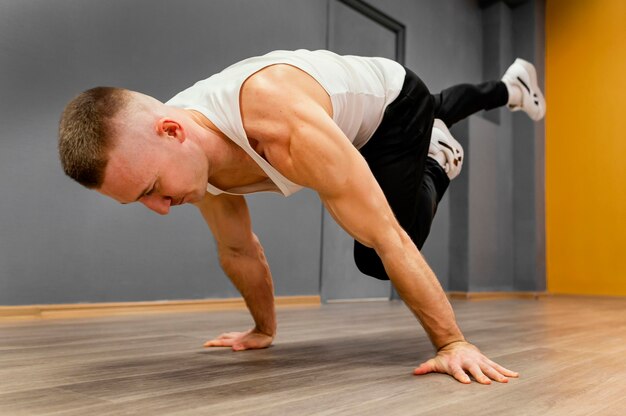 Człowiek wykonujący breakdance