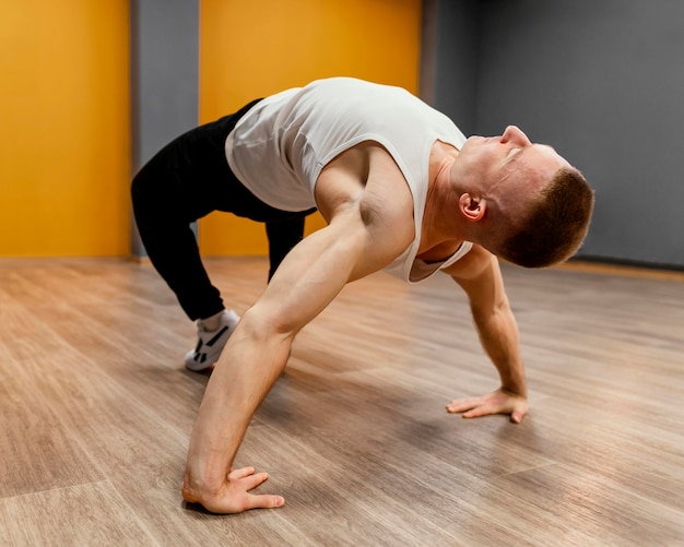 Człowiek wykonujący breakdance