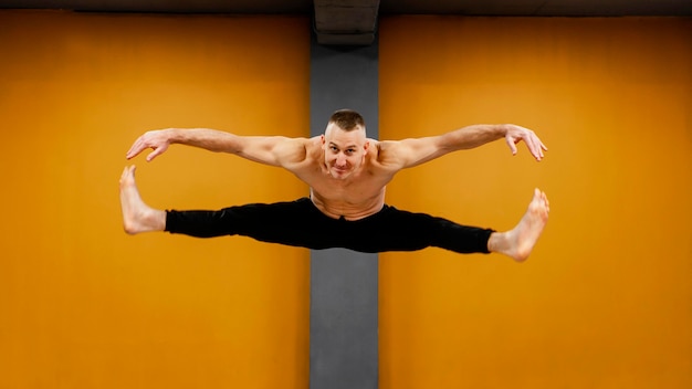 Bezpłatne zdjęcie człowiek wykonujący breakdance