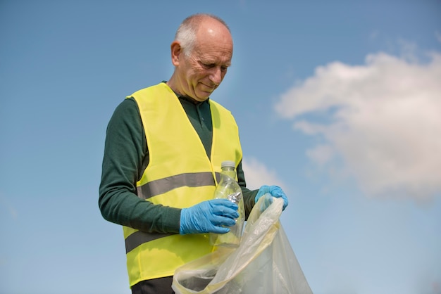 Człowiek wykonujący prace społeczne, zbierając śmieci