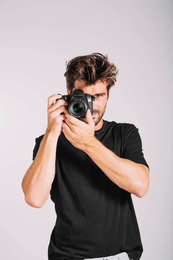 Bezpłatny plik Zdjęcie człowiek z aparatem fotograficznym