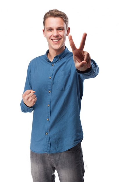 Bezpłatne zdjęcie człowiek z dwoma podniesionymi palcami