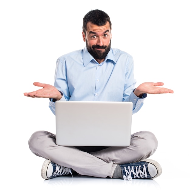 Bezpłatne zdjęcie człowiek z laptopem podejmowania nieistotny gest