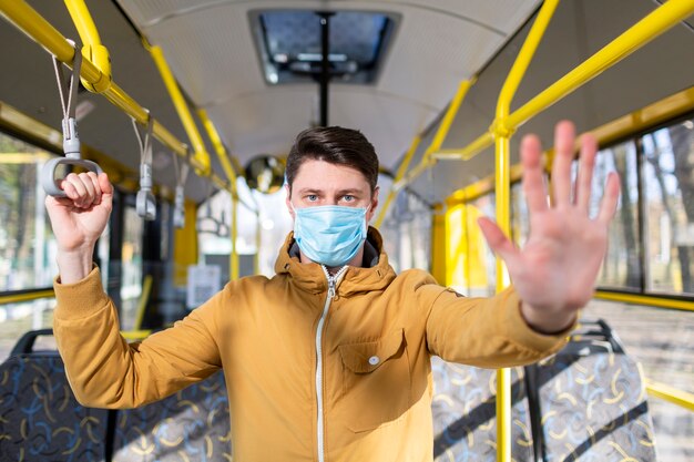 Człowiek z maską chirurgiczną w transporcie publicznym