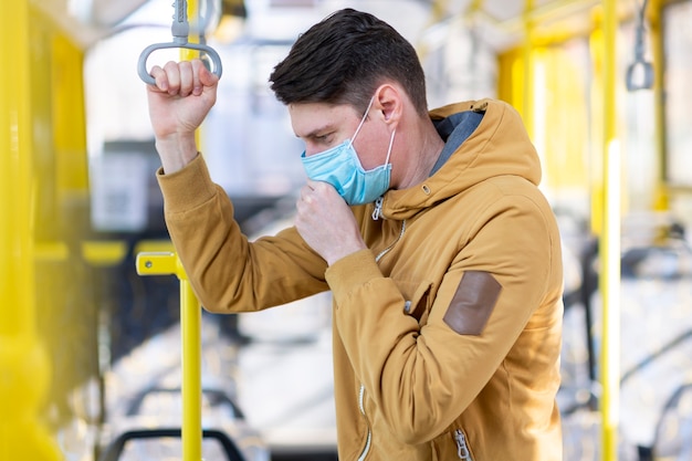 Bezpłatne zdjęcie człowiek z maską chirurgiczną w transporcie publicznym