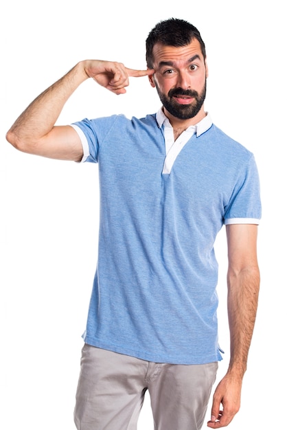 Człowiek z niebieską koszulę dokonywania szalony gest