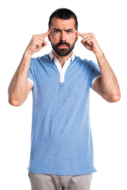 Bezpłatne zdjęcie człowiek z niebieską koszulę myślenia