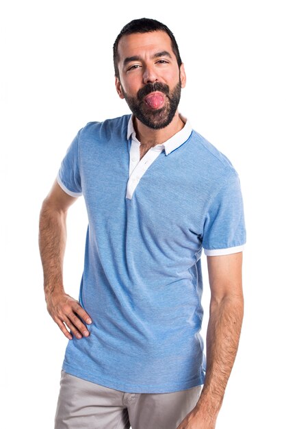 Człowiek z niebieską koszulę robi żart