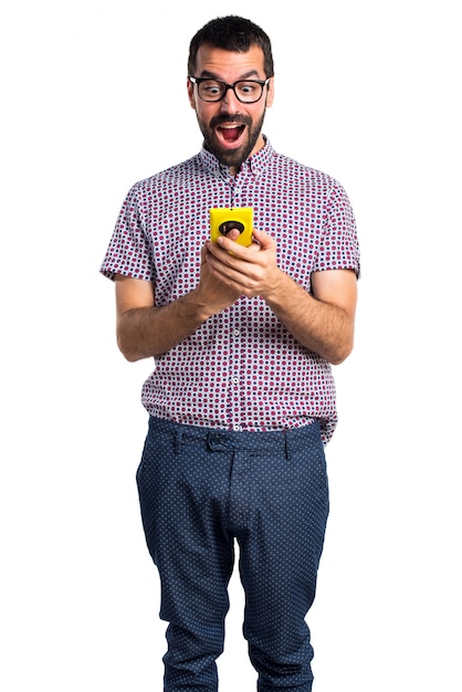 Człowiek z okulary rozmawiać z telefonem komórkowym
