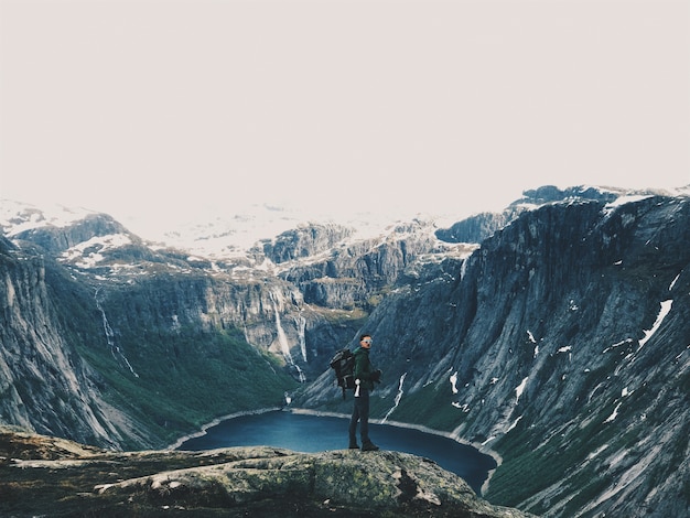 Człowiek z plecakiem podziwia przepiękny krajobraz górski