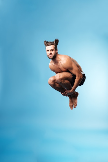 Człowiek z podniesionymi włosami patrząc podczas skoków