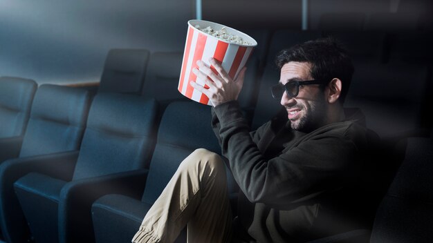 Człowiek z popcornem w kinie
