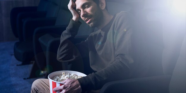 Człowiek z popcornem w kinie