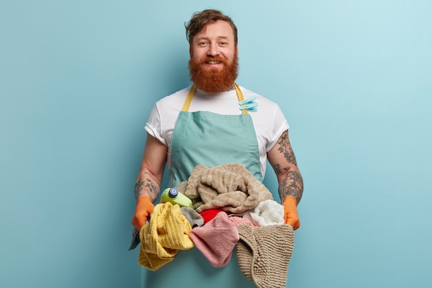 Bezpłatne zdjęcie człowiek z rudą brodą robi pranie