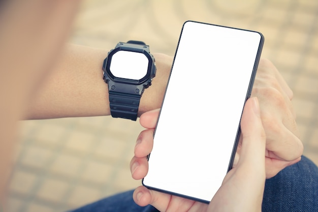 Bezpłatne zdjęcie człowiek z smartwatch i smartphone