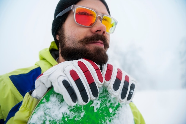 Bezpłatne zdjęcie człowiek z snowboard zimą