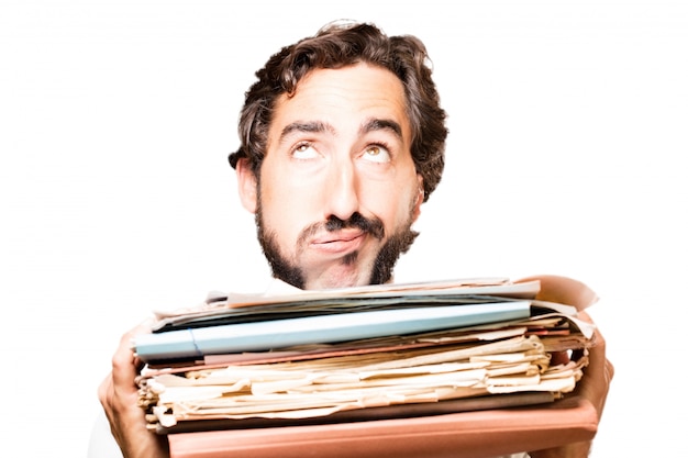 Bezpłatne zdjęcie człowiek z szafki i stos papierów