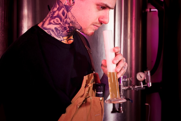 Człowiek z tatuażami produkującymi piwo rzemieślnicze