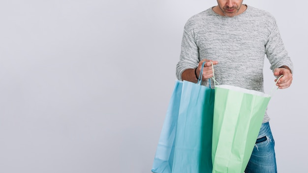 Bezpłatne zdjęcie człowiek z torby na zakupy i miejsca po lewej stronie